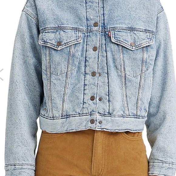 Oversized padded trucker jacket. Brand Levis, size small, snap button. - Picture 3 of 4